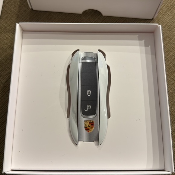 Porsche key caps in chalk - Picture 2 of 4